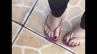 @tici_feet IG ticii_feet tici feet dangling and shoeplaying havaianas with oil (preview)