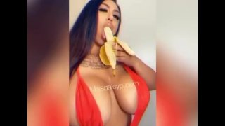 Missdaisyp comiendo plátano 