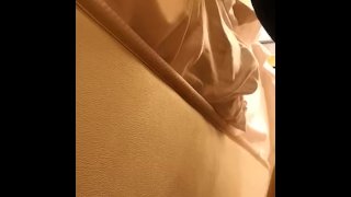 Anon neukt hotelbed met een handschoen voor een condoom