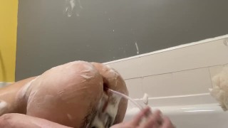 Soapy Femboy golpea el culo en el baño 