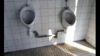 Une Bonne Bite Dans Des Toilettes Publiques À Londres