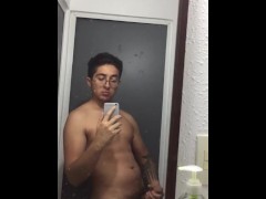 Verga grande en frente del espejo de baño público no consiguió erección después de venirse dos veces