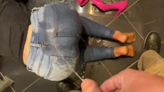 Er Pinkelt Mir In Jeans Auf Den Arsch