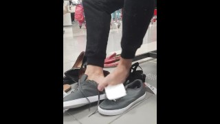 Experimentando sapatos no shopping