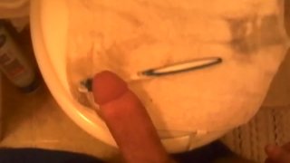 Masturbándose con el cepillo de dientes de mi ex esposa (eso es lo que obtiene por dejar su puerta abierta)