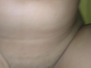 gime y se moja mientras juega_con mi_pene