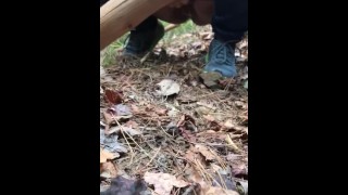 Пойман за мочеиспусканием в лесу 