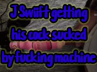 Джей Свийфт использует трахательную машину, чтобы сосать его член.