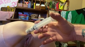 Kleine Teen bekommt Milch und Schwanz in ihren Arsch!