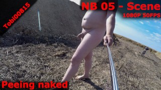 Cena NB5: Fazer xixi enquanto caminha nu na natureza pública. Mijando ao ar livre.
