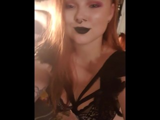 Metal Girl Schudt Haar Kont Op Camera