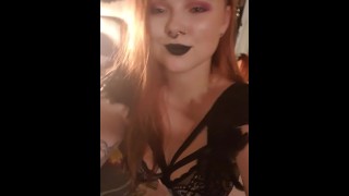 Metal Girl scuote il culo davanti alla telecamera