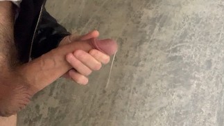 来自 BIG DICK 的大量射精