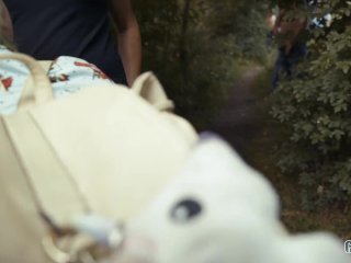 Tiener zuigt stiekem piemels leeg in het bekende perverse Nederlandse bos