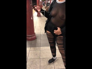 Vrouw in Doorzichtig Shirt Op Openbaar Vervoer Doorboorde Tepels Tonen
