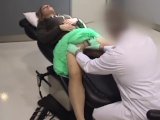 El ginecólogo se calza a su paciente mientras su novio espera fuera
