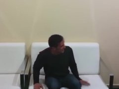 Video El ginecólogo se calza a su paciente mientras su novio espera fuera