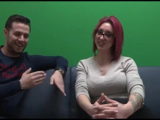 Julian caza a una joven deuna ONG y se la folla paranosotros