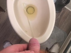 Pissing - Screenshot 6 of 16 - Public