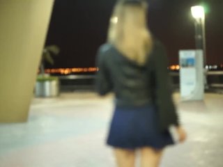 Mi chica se arriesga a desnudarse por primera vez en el paseo marítimo y casi la pilla el vigilante