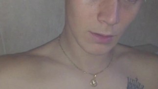 junger Mann allein zu Hause