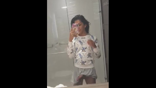 En mi baño jugando con la polla mas sexy