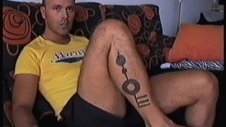 근육질의 몸 허벅지 다리 종아리가있는 근육질의 문신을 한 십대 소년은 엄청난 하중을받습니다.