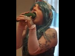 DEEPTHROATING A CUCMBER - Screenshot 14 of 16 - Bbw