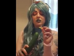 DEEPTHROATING A CUCMBER - Screenshot 4 of 16 - Bbw