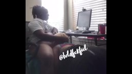 女同性恋在工作时抬起头来