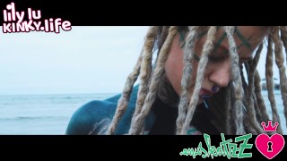 Сексуальная дразнилка в бикини - Альтернативная девушка с дредами в бикини на пляже - SFW на открытом воздухе