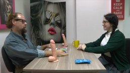 Joven pequeñita de 18 huyó de casa para hacer porno!