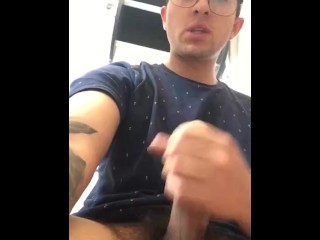 Estudiante Ama Masturbarse Lentamente. Hombre Latino Muestra Su Vergota De Cerca.