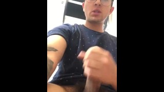Estudiante ama masturbarse lentamente. Hombre latino muestra su vergota de cerca.
