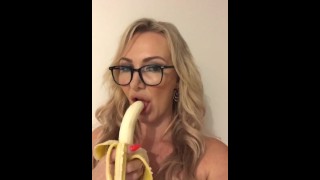 Geeky MILF gargantas profundas uma banana