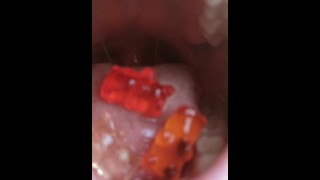 Ositos de gomas en boca de giganta Débora