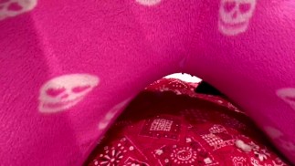 Mädchen nässt Pyjama im Bett