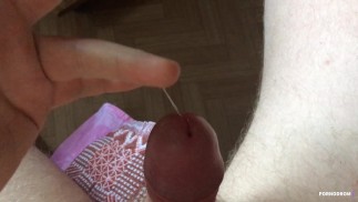 这家伙一边抽搐一边呻吟，一边看色情片。脏话