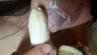 Девушка учится делать минет и глотать сперму