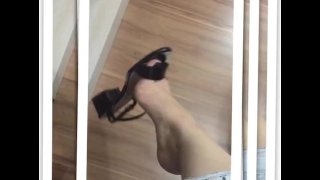 @tici_feet IG ticii_feet sapatilhando e balançando minha sandália preta (visualização)