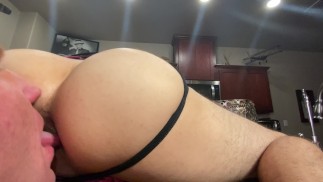 Bubble Butt Twink Scotty se fait éjaculer, rimer et soufflé sur le comptoir par son Brock