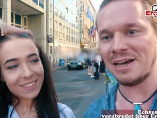 Au Pair Student Tiener Openbare Pkck Op Blind Date Op Straat Van Berlijn