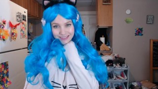 Kitten brincadeira de estimação com peruca cosplay azul