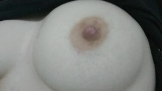 (HD) ¡Tetas naturales super pálidas se juegan con! Pezones rosados duros.