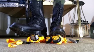 Aplastamiento de toycar con botas de Doc Martens (Trailer)