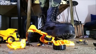 Aplastamiento de toycar con botas de Doc Martens (Trailer)