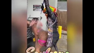 Sexfeene se faire baiser par Gibby le Clown au lave-auto.... OnlyFans /Sexfeene