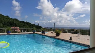 性感妈妈脱衣舞挑逗裸泳在加勒比新 Phat House 泳池挑逗