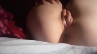 Jovencita frota su coño pulsante en casa de los padres