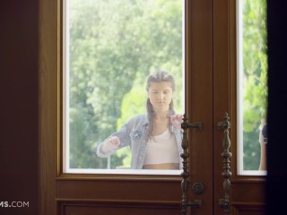 UltraFilms légendaire Trois filles ont trouvé un gars nu avec une énorme bite et laissez-le les baiser